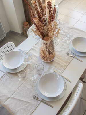 Chemin de table Raoul beige sur une table dréssée
