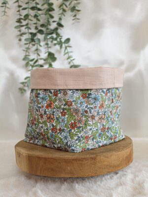 La panière en tissu Manon. Une panière en tissu fleuri à l'extérieur et uni à l'intérieur. Couleur dans les tons : rose, bleu, vert.