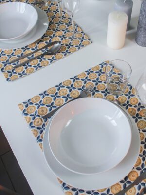 Maison Bichette confectionne et vends un set de table appelé Marilyne. Le set de table est doublé.